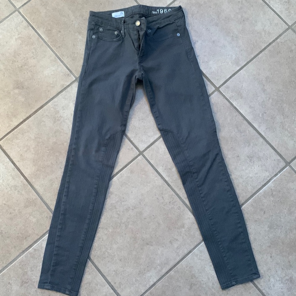 Gap Women’s skinny leg jeans Size: 25r